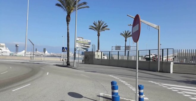 La entrada al Puerto de Barcelona casi desierta pero con mercancías