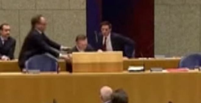 El ministro de Sanidad de Países Bajos se desmaya durante un pleno debido al agotamiento por la crisis del coronavirus