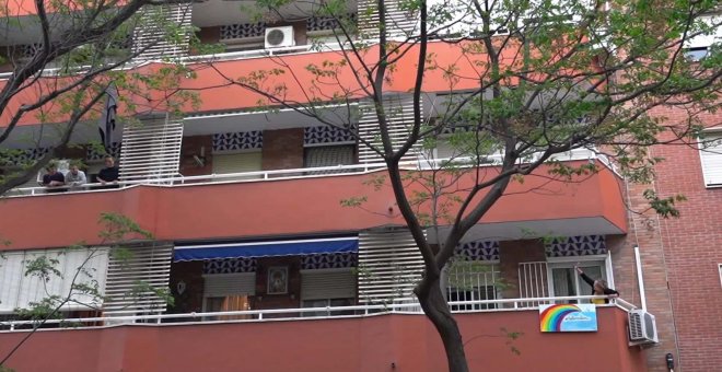 Un bingo entre balcones en una calle de Sevilla