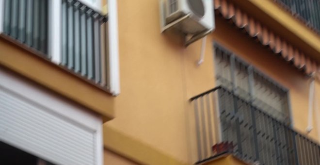 En una calle de Sevilla los vecinos cantan 'Hola Don Pepito'