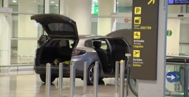 Dos detenidos tras irrumpir con su coche en la Terminal 1 del aeropuerto de El Prat