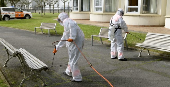 Los voluntarios de Protección Civil desinfectan los entornos de las residencias de mayores