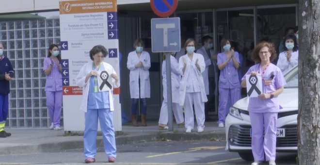 Sanitarios homenajean a la enfermera fallecida y piden más 'Epis'