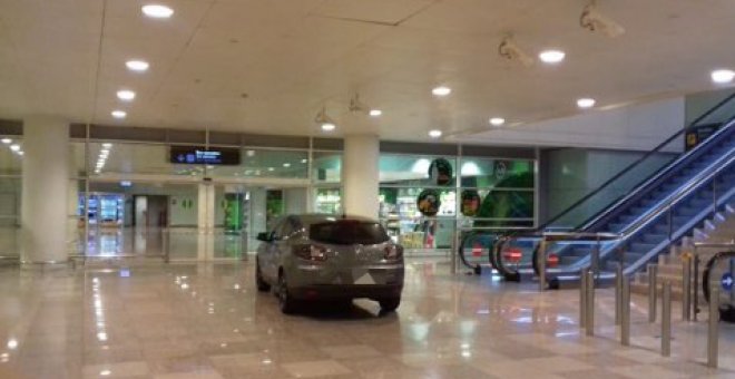 Dos detenidos tras acceder con su vehículo al interior de la T1 del Aeropuerto de Barcelona