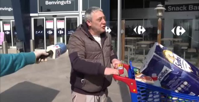 Pese a la prohibición, se sigue viendo a parejas de compras en los supermercados