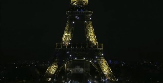 La Torre Eiffel homenajea a los trabajadores sanitarios que luchan contra el coronavirus