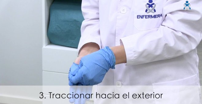 Aprende a quitarte los guantes desechables