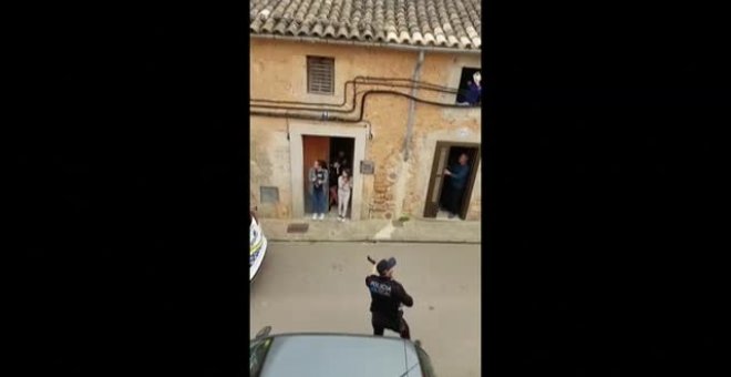 Agentes de la Policía Local de Mallorca animan a los vecinos con música