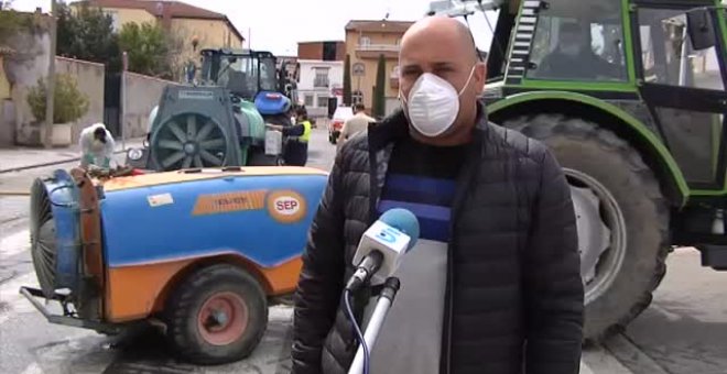 La UME enseña a los agricultores a convertir los tractores en potentes herramientas de desinfección para los pueblos