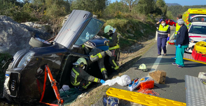 Evacuada a urgencias de Sierrallana una mujer de 53 años al volcar el coche que conducía