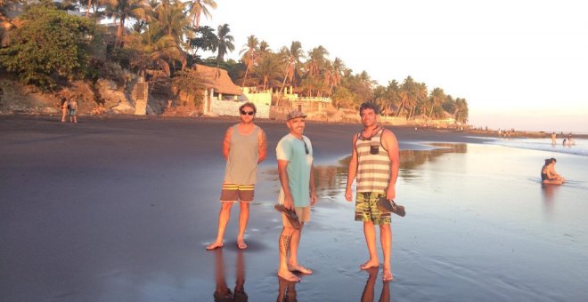 Tres surfistas cántabros atrapados en El Salvador esperan regresar a España este viernes