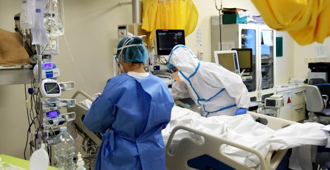 Una clínica privada dice que solo atenderá a pacientes leves de covid para ofrecer una baja remuneración a los enfermeros