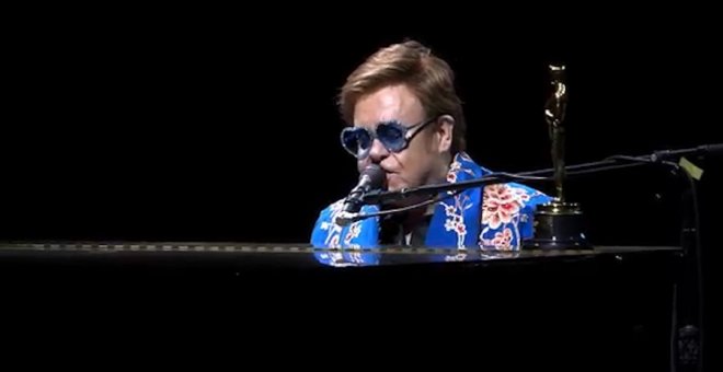 Elton John cumple 73 años a la espera de reanudar su gira de despedida