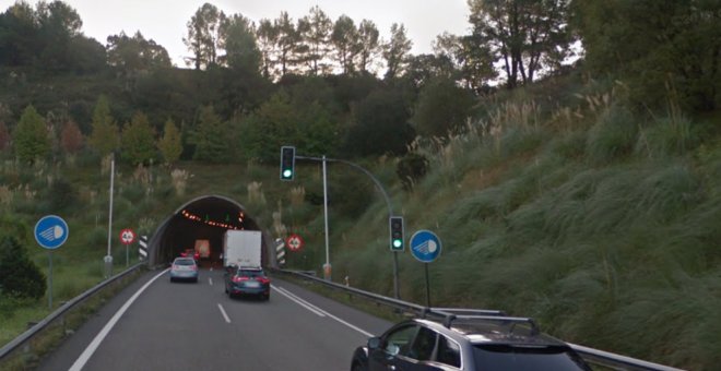 La caída del toldo del techo del túnel de la A-8 en Torrelavega obliga a cerrar un carril