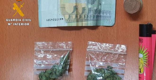 Detenido un menor de 15 años por vender marihuana en un autobús urbano de Pedreña