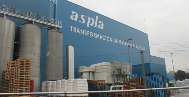 Aspla dona material plástico para la protección de sanitarios