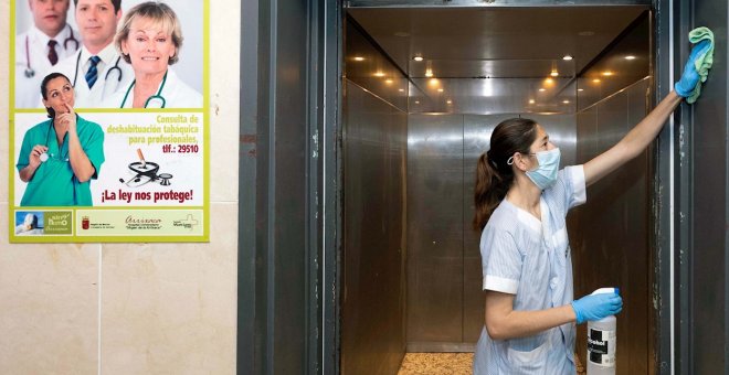 Una limpiadora de hospital es sancionada por llamarle la atención a la directora por no llevar mascarilla