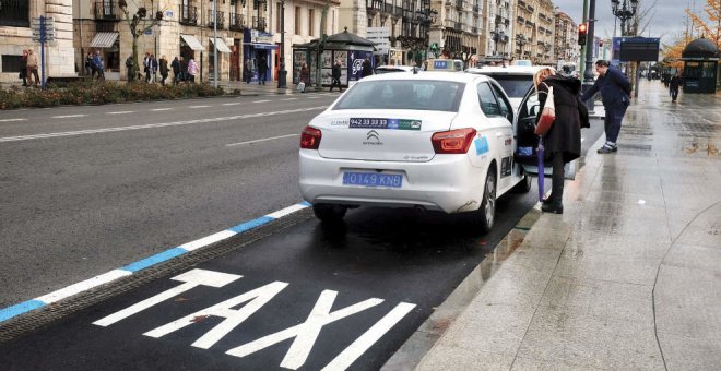 Los taxistas lamentan su exclusión del 'cheque de resistencia' y advierten de ceses