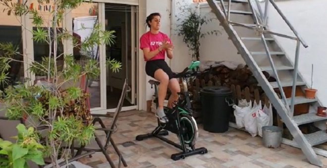Carolina Marín sigue entrenando en su casa