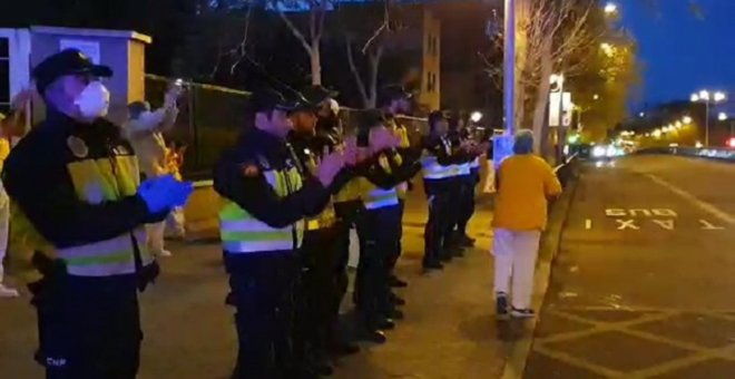 Policía aplaude a los profesionales que luchan contra el Covid-19 en Loeches (Madrid)