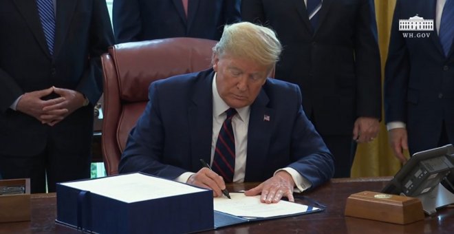 Trump firma el histórico paquete de ayuda económica