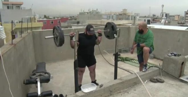 Dos levantadores de peso iraquíes montan un gimnasio en el tejado de su casa