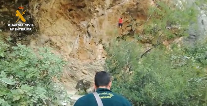La Guardia Civil descubre a una pareja haciendo escalada