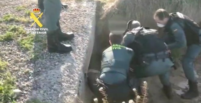 Guardia Civil auxilia a un ciclista accidentado en un camino en Mallén