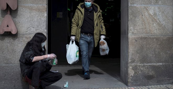 Otras miradas - Traficantes de mascarillas, chivatos de balcón y bonos Carrefour para los pobres