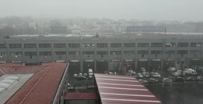 Cae la nieve en Irún sobre un polígono industrial paralizado