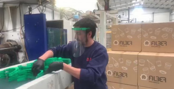 Plásticos Alber realiza diademas y viseras verdes dentro de un kit de máscaras de protección