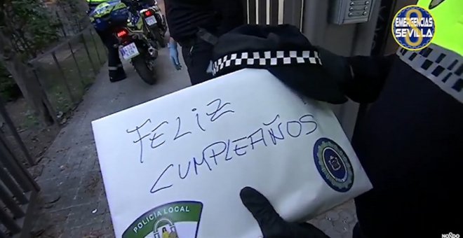 Policía Local de Sevilla felicita a los niños por sus cumpleaños