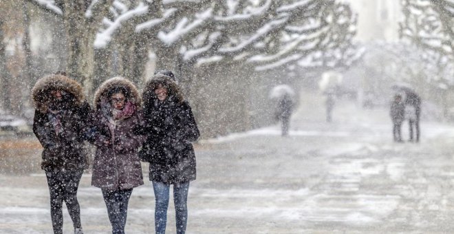Una masa de aire frío pone en alerta a diez comunidades por nieve, viento y olas