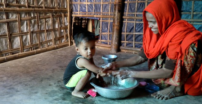 Distribución de jabón en campo de refugiados de Rohingya