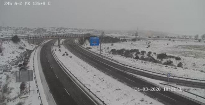 La nieve complica la escasa circulación en Madrid