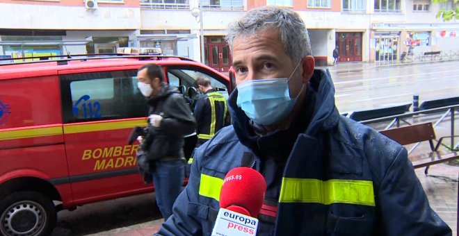 Bomberos de Madrid ayudan en el reparto de comida a colectivos vulnerables