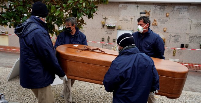 Radiografía de la muerte: la pandemia dispara un 40% la mortandad en España