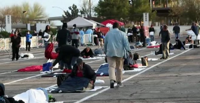 Miles de indigentes afectados por coronavirus permanecen aislados en un parking en Las Vegas