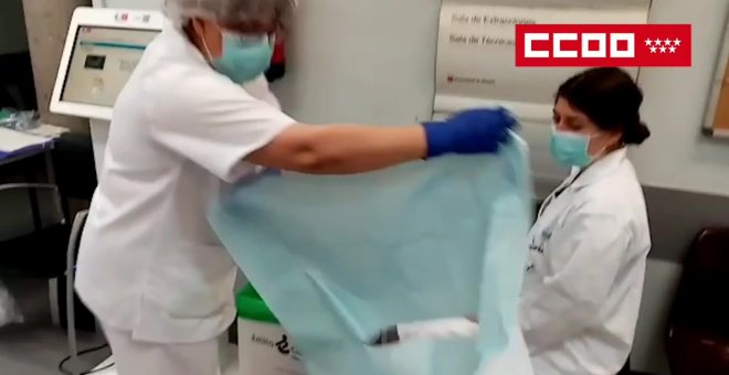 Una afiliada de CCOO Madrid explica a sanitarios cómo protegerse