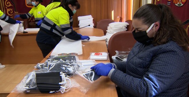 Mujeres doblan batas y mascarillas en el Ayuntamiento de Campo Real