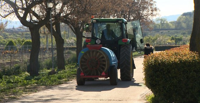 Un tractor de Imidra colabora en la desinfección de varios municipios