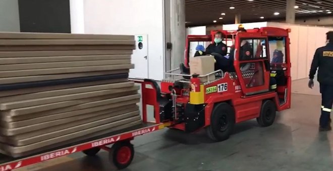 Tractores y carros de equipaje de Iberia para el hospital de la Fira