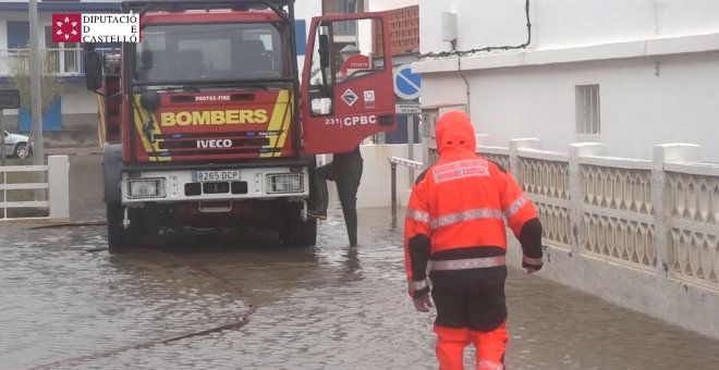 Bomberos achican agua en Castellón debido a las fuertes lluvias