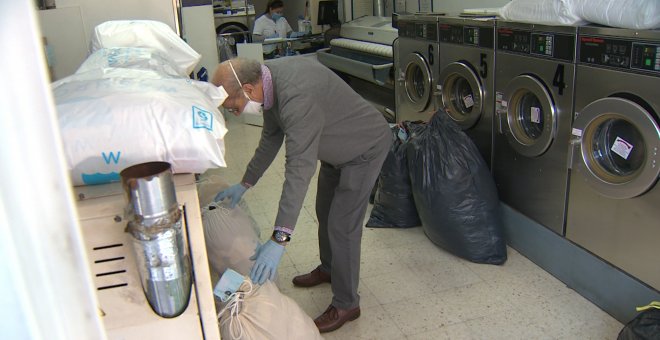 Lavandería recibe pedidos durante el confinamiento