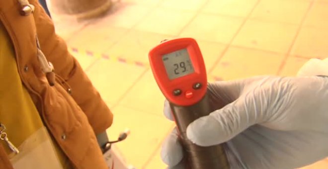 Un supermercado de Torrevieja toma la temperatura a sus clientes en la entrada