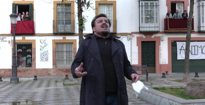 El tenor Óscar Martos Hidalgo canta Santa Lucía a sus vecinos