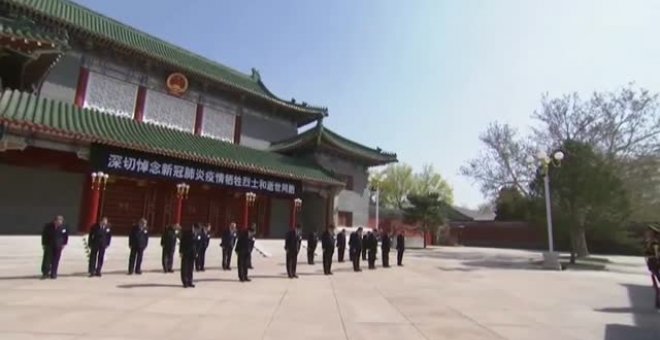 China celebra un día de luto nacional en recuerdo a las víctimas de COVID-19