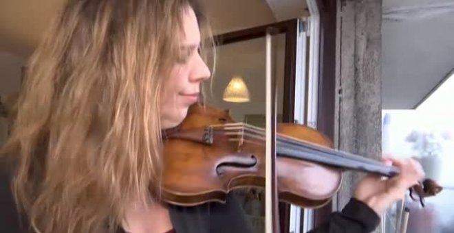 Una violinista parisina anima a sus vecinos con música clásica durante la cuarentena