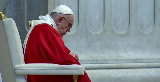 El papa oficia la misa de Domingo de Ramos en la Basílica de San Pedro casi vacía