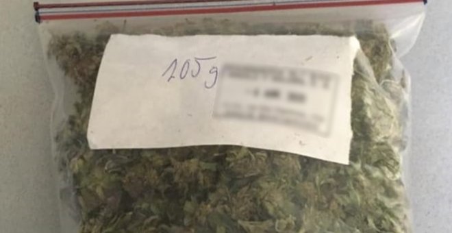 Detenido un conductor que llevaba en el maletero una bolsa con más de 100 gramos de marihuana